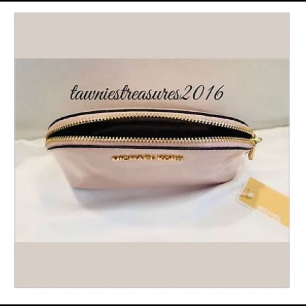 ‼️SOLD‼️Michael Kors Pink Patent Makeup Bag - Picture 4 of 8